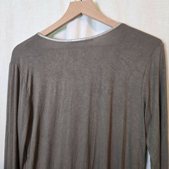 Maurices long-sleeve t-shirt womens Medium taupe v-neck pocket - Picture 4 of 8